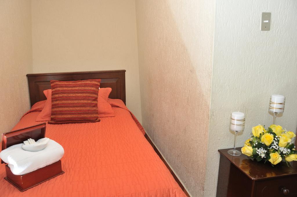 Hotel Margarita 2 Quito Room photo