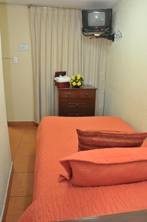 Hotel Margarita 2 Quito Room photo